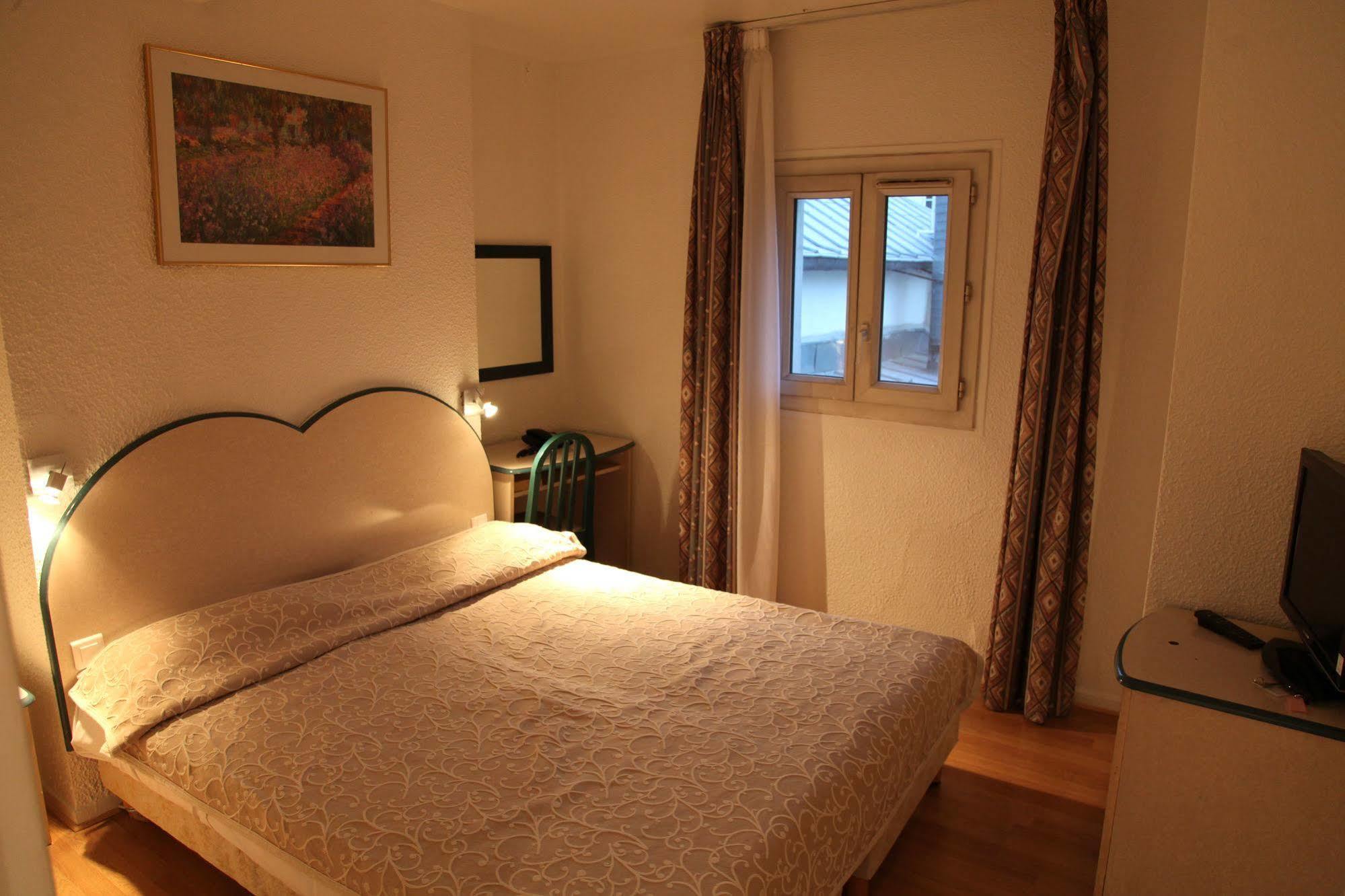 Royal Bastille Hotel 2*
